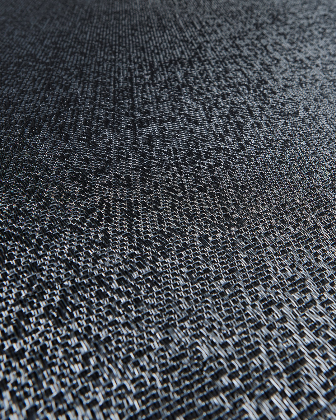 Riff Modelo Blackish Chrome – textura en instalación monolítica