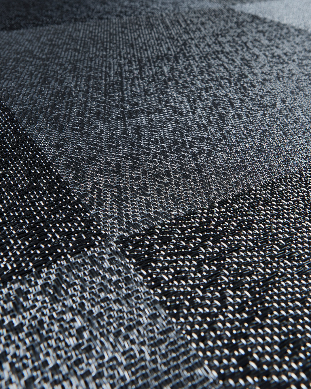 Riff Modelo Blackish Chrome – textura en instalación a cuarto de vuelta