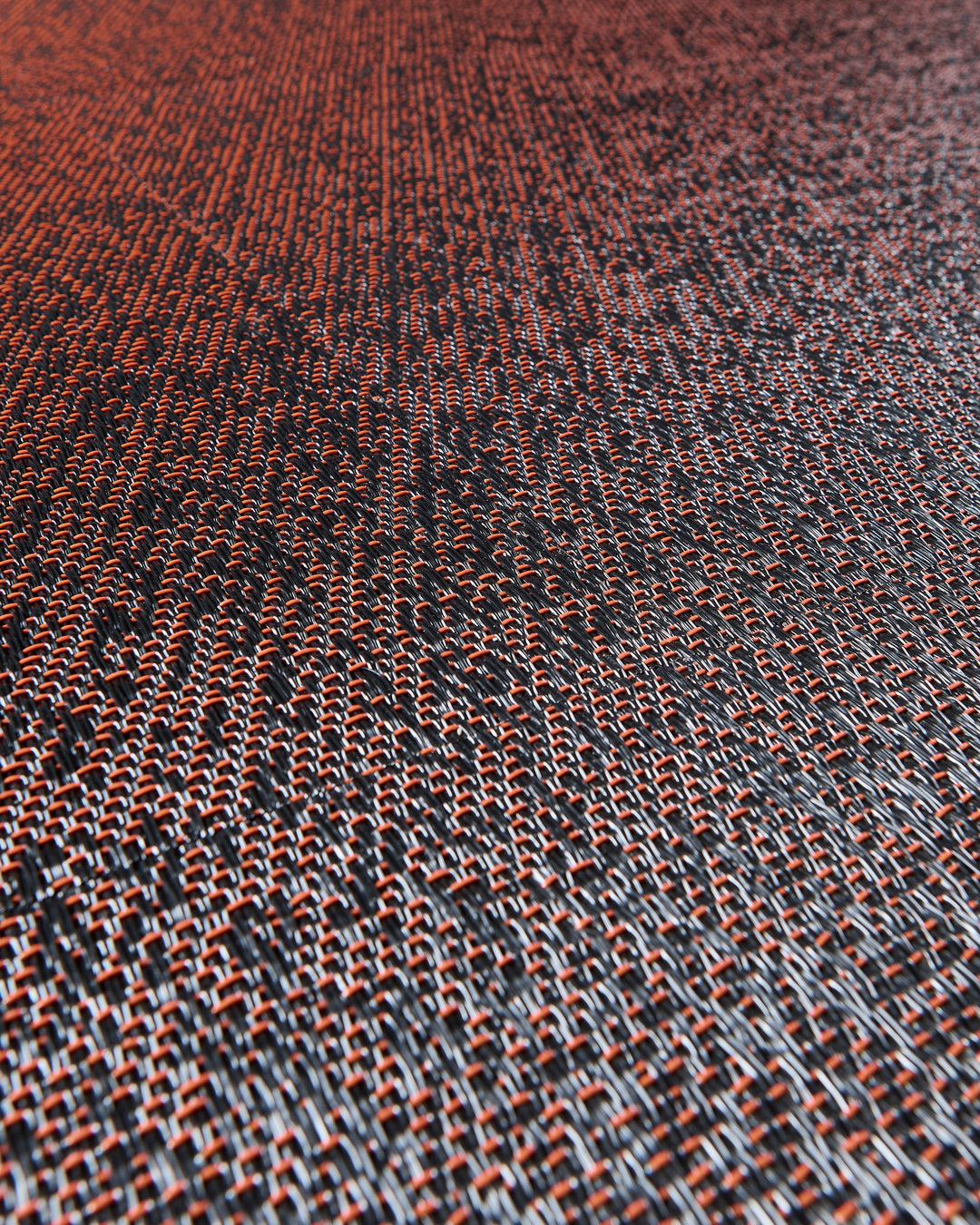 Riff Modelo Blackish Red – textura en instalación monolítica