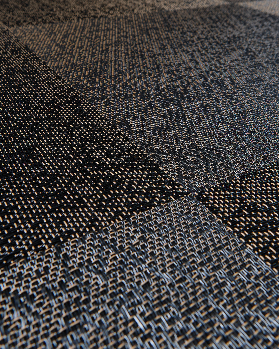 Riff Modelo Blackish Taupe – textura en instalación a cuarto de vuelta