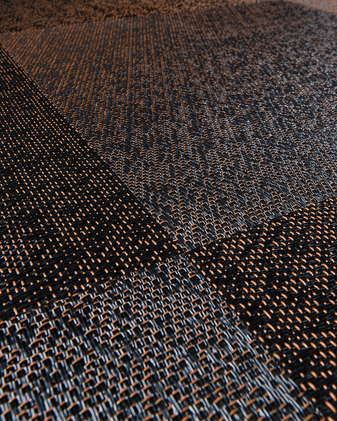 Riff Modelo Blackish Brown – textura en instalación a cuarto de vuelta