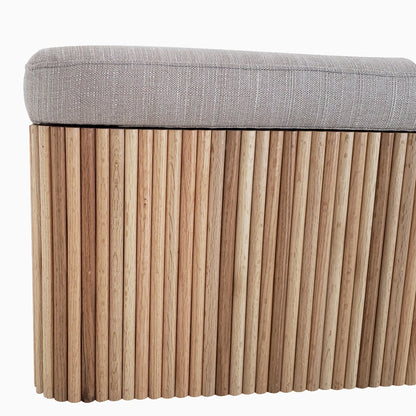 Taburete largo Raffia Coffe con madera de Encino. FACTOR DIEZ