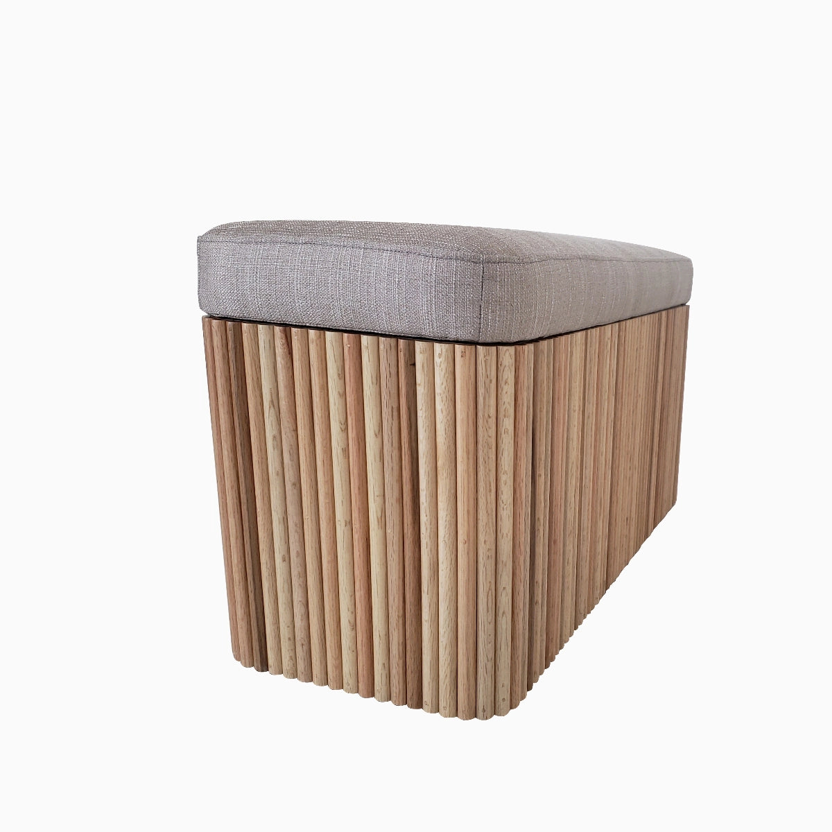 Taburete largo Raffia Coffe con madera de Encino. FACTOR DIEZ